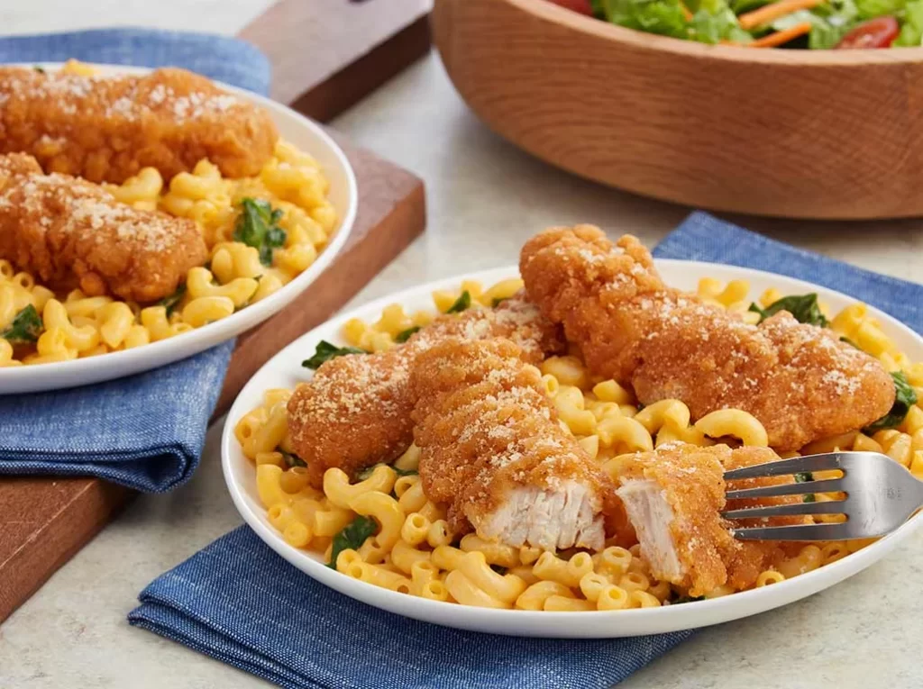 It's pretty easy to make  macaroni with chicken strips. Nothing tastes better than macaroni with chicken strips together. 