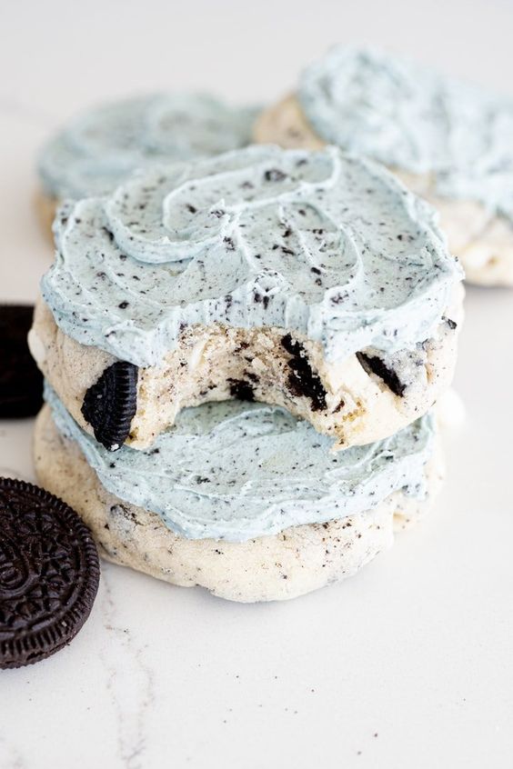 Aggie Blue Mint Crumbl Cookie comes with a flavorful sugary sweetness.